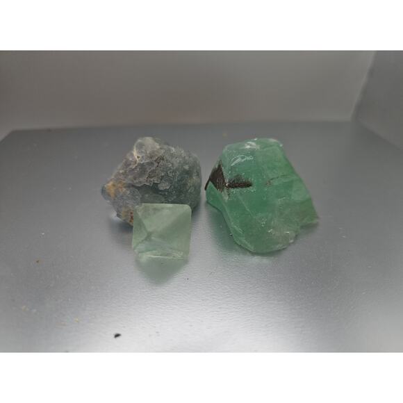 Flourite Specimens 3pcs .97oz - Picture 1 of 8